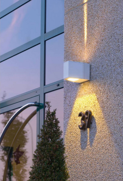 LED Fassadenstrahler mit doppelseitiger Abstrahlung 1x sehr schmal und 1x breit (Fassadenpfeil) 