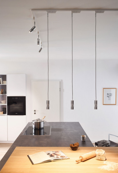 Pendant luminaire A LITTLE BIT for the 24V track system SMART.TRACK by Oligo optionally with the light colors 2700K or 3000K and variable beam angle between 20-60°. Available in the surfaces chrome and chrome matt - customer example -