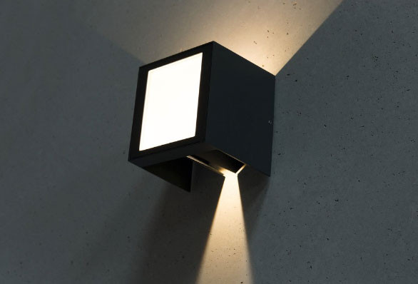 LED Fassadenstrahler in Oberfläche graphit mit Blendentechnik zum verstellen des beidseitigen Abstrahlwinkels. Zusätzlicher Lichtaustritt nach vorne