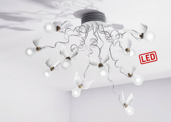 LED Deckenleuchte BIRDIE´s NEST LED von Ingo Maurer mit 10 LED Glühbirnen umgeben von Gänsefedern