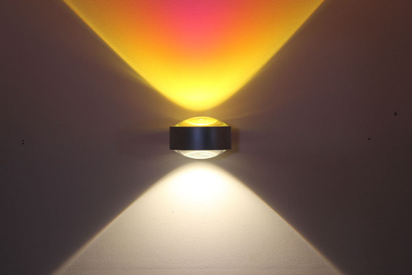 Die Lichtwirkung des roten Farbfilters am Beispiel einer PUK MAXX Leuchte von Top-Light, eingebaut oben unter einer Linse