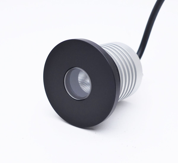 LED-Bodeneinbauleuchte mit tiefer sitzender LED für geringere Blendwirkung - hier die Variante in Oberfläche Aluminium schwarz mit schwarzem Reflektor
